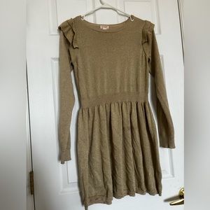 Gold long sleeve dress for children.